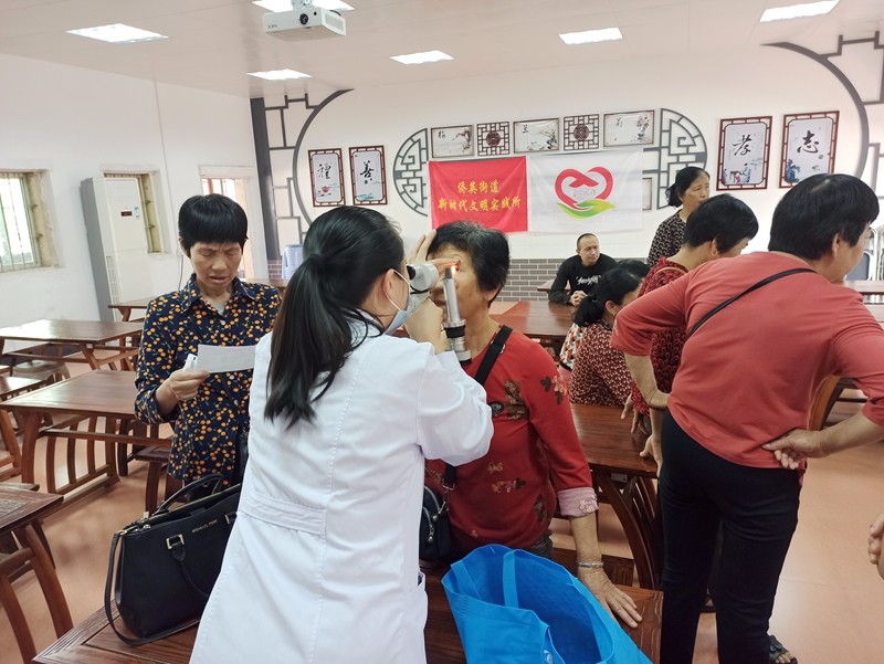 为居民进行白内障筛查 (2).jpg