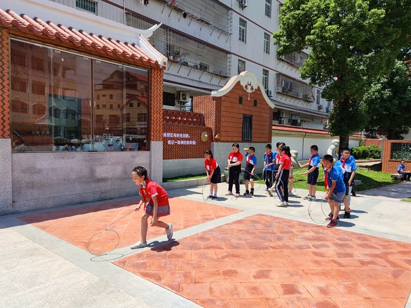 灌口中心小学的孩子们在体育课时体验闽南童玩1-许晓霞摄.jpg
