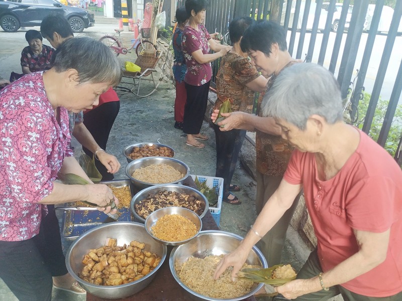 阿姨们在包粽子.jpg