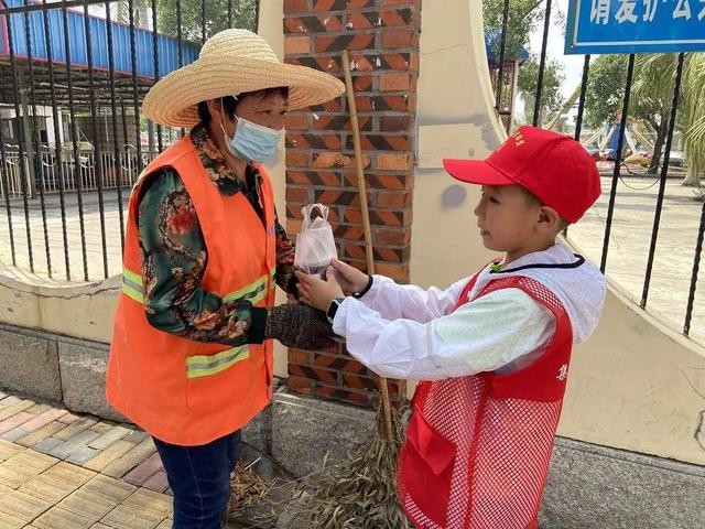 苔·芯志愿服务队的小志愿者为环卫工人送去饮品（天下集美公司党支部供图）.jpg