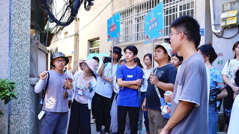 集美区第二届“手创青村”两岸青年乡创研学工作营启动。图为，两岸营员在探访创作中（主办方供图）.jpg
