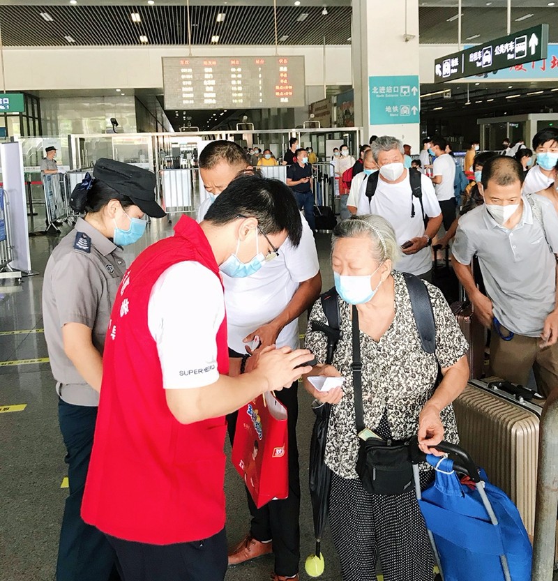 防疫志愿者在北站开展疫情防控服务2.jpg