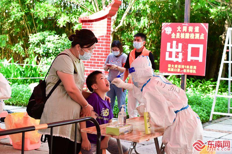 厦门市第三医院医护人员为居民进行核酸检测.夏海滨 摄