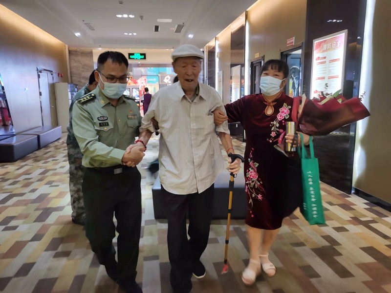 搀扶老兵进入电影院.jpg