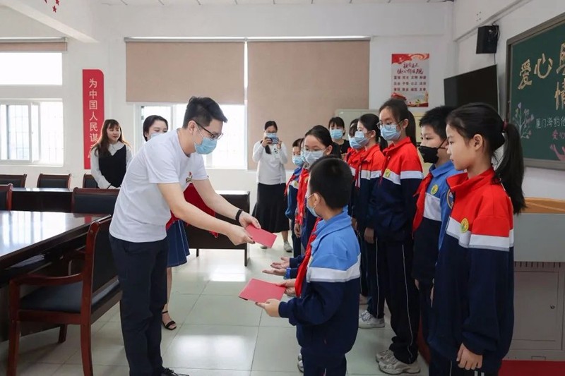 为孩子们送上助学金-学校供图.jpg