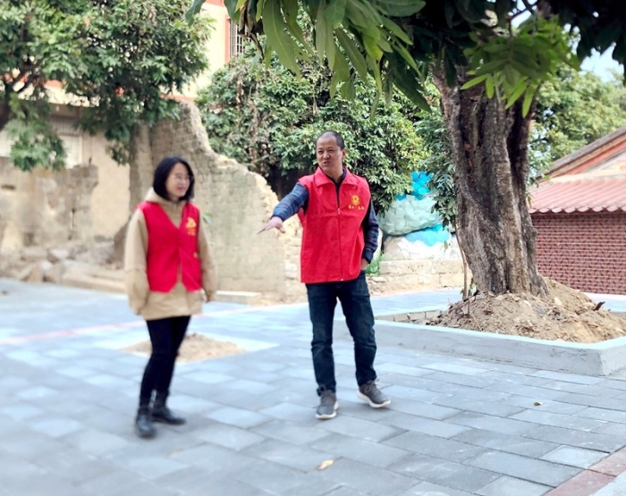 陈祝鸿(右一)积极参与文明城市创建志愿服务活动(受访者供图).jpg