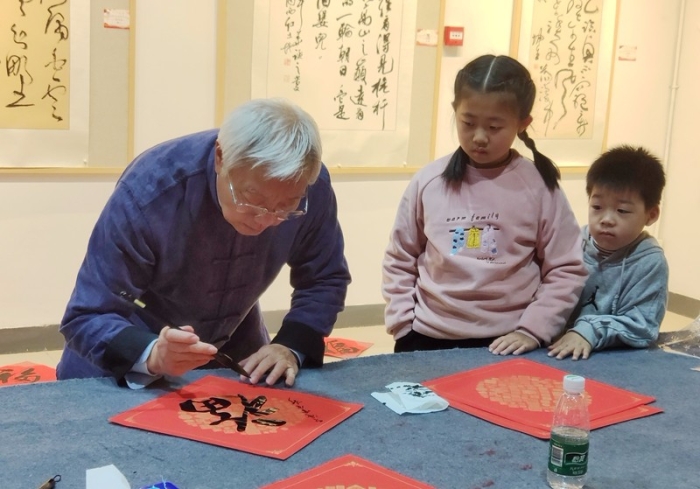 小朋友认真观摩台籍书法名家曹原彰老师现场挥毫（蔡鹏程摄）.jpg