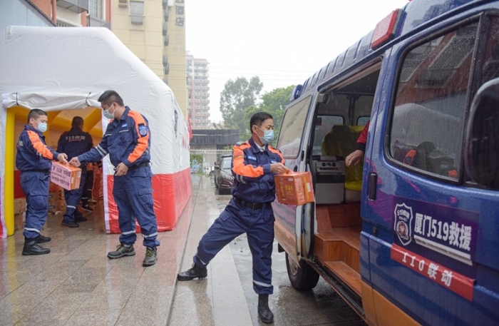 厦门市集美区519救援队队员将爱心物资装到车上，准备运送到泉州（林志杰摄影）-15.jpg