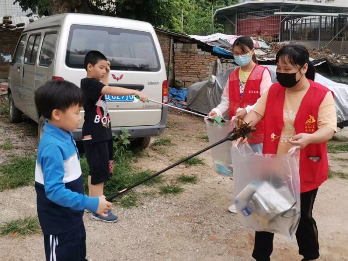2022年5月21日高浦社区亲子小分队助力文明创建.jpg