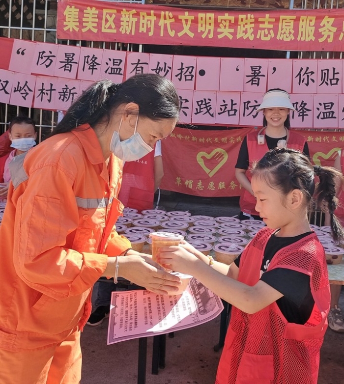 降暑凉茶双手送，贴心关怀环卫工.jpg