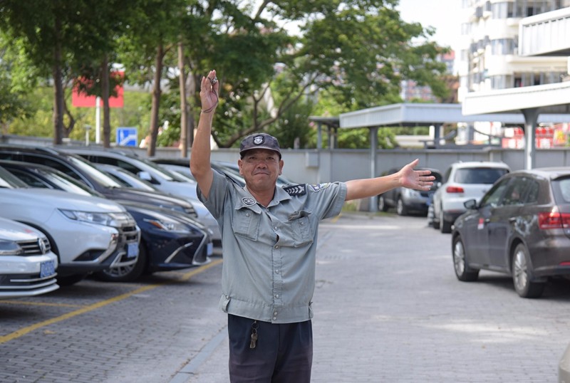 区政府临时停车场保安周仁贵(林志杰摄影)-5.jpg