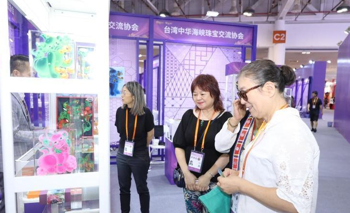 以“藝”為筆共繪融合畫卷 兩岸民間藝術(shù)展在廈開展