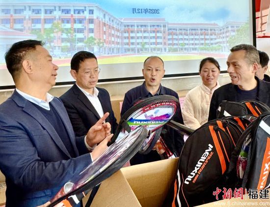 厦门老兵"福建好人"庄林,日前将近3万元的学习用品送到后溪中学爱心超市。王文津 摄