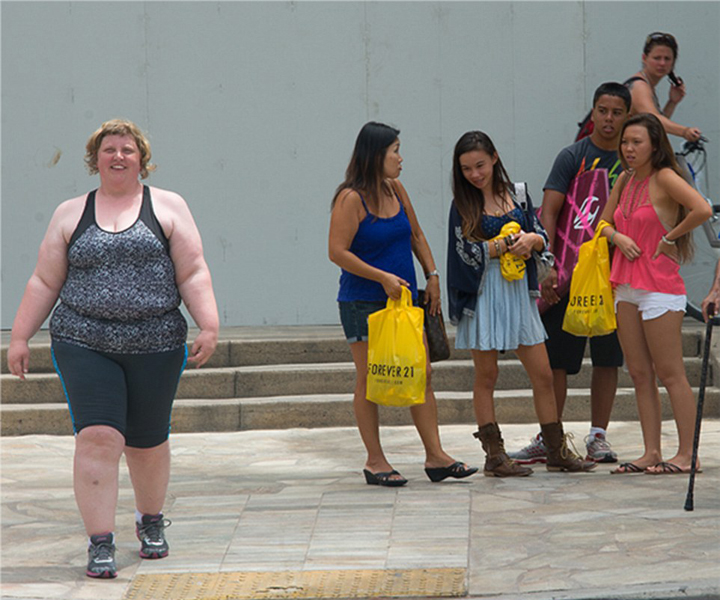 美肥胖女艺术家街头记录路人鄙夷目光