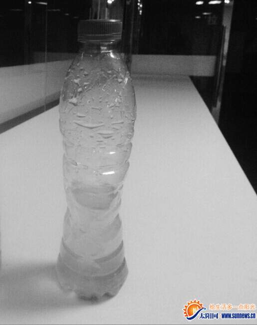 塑料瓶扭曲图片