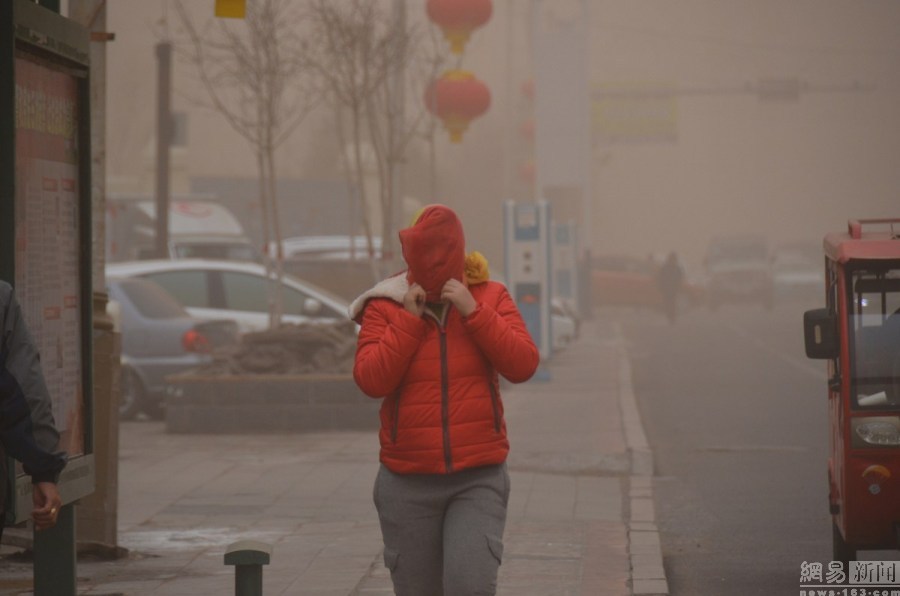 内蒙古遭遇沙尘暴天空被染成红黄色