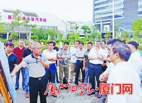 陈炜彪(持话筒者)介绍厦门北站片区发展情况.